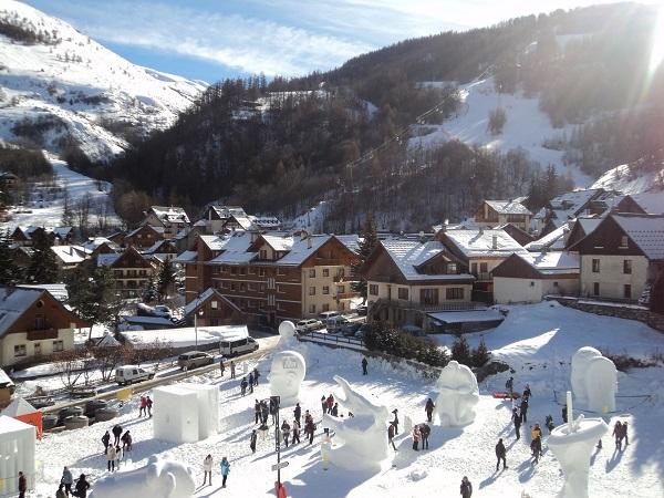 arrivée en face de la résidence skis aux pieds.