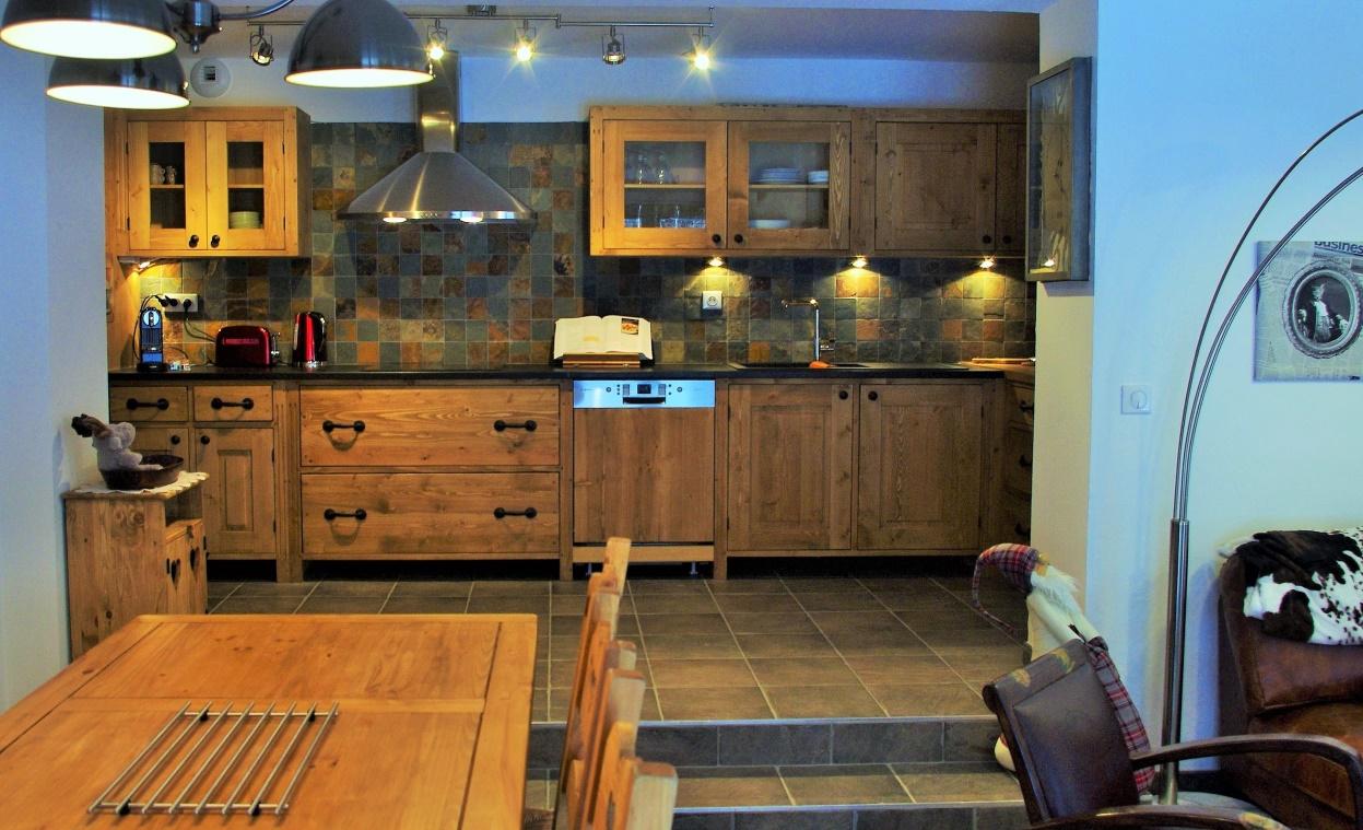 la cuisine équipée: refrigerateur-congélateur, four à pyrolyse, micro-onde, plaque à induction, lave vaisselle silencieux programme rapide, cafetière Nespresso+ c. filtre, bouilloire, grille-pain, mixeur, App raclette...