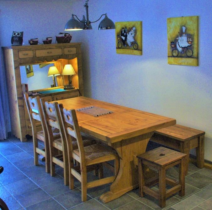la salle à manger et sa grande table monastère pour des repas conviviaux...