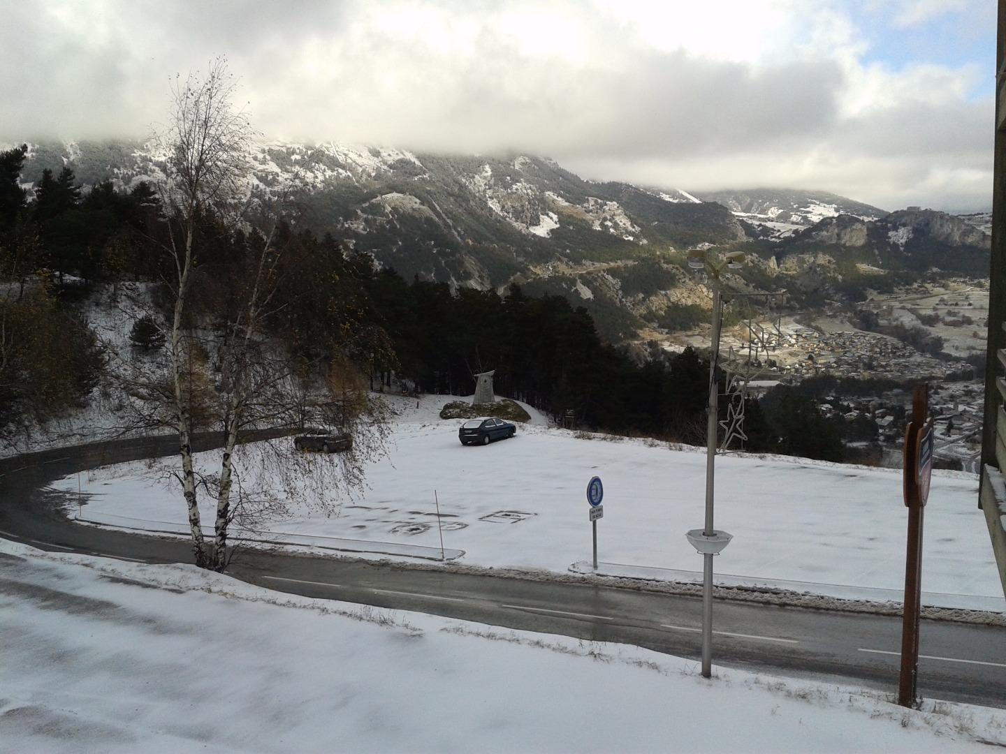 les balcons de la vanoise se trouventdans la premier batiment en arrivant dans la station; cette route descend à Modane  (3 km)