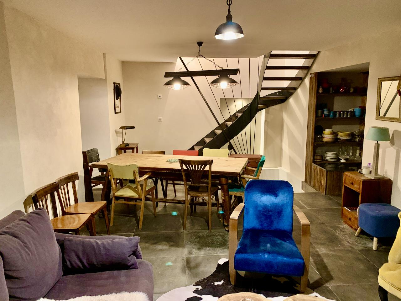 Séjour vu du salon. Table avec rallonge pour 12 personnes.
Escalier accès premier étage, escalier accès étage rez-de-rue. 