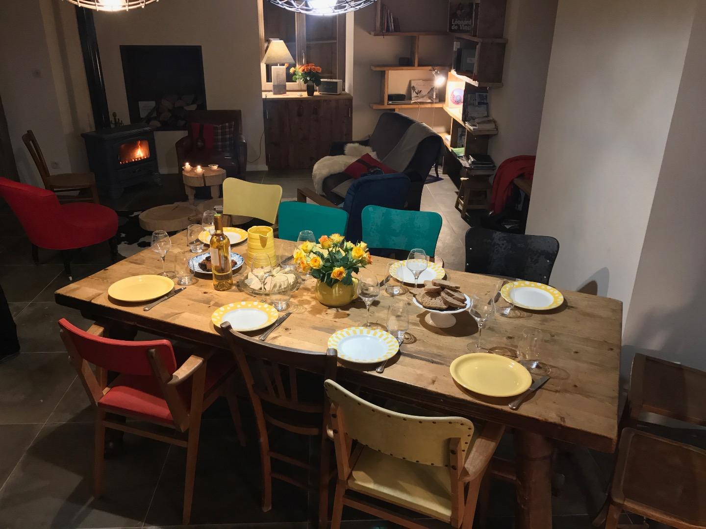 Le Sapé, vue du séjour et salon, table de 12 personnes (avec rallonges). Salon, poêles à bois (bois fourni), TV, wifi (dans toutes les pieces), bibliothèque.
3 fenêtres et grande baies vitrés accès terrasse privée, cuisine ouverte. 