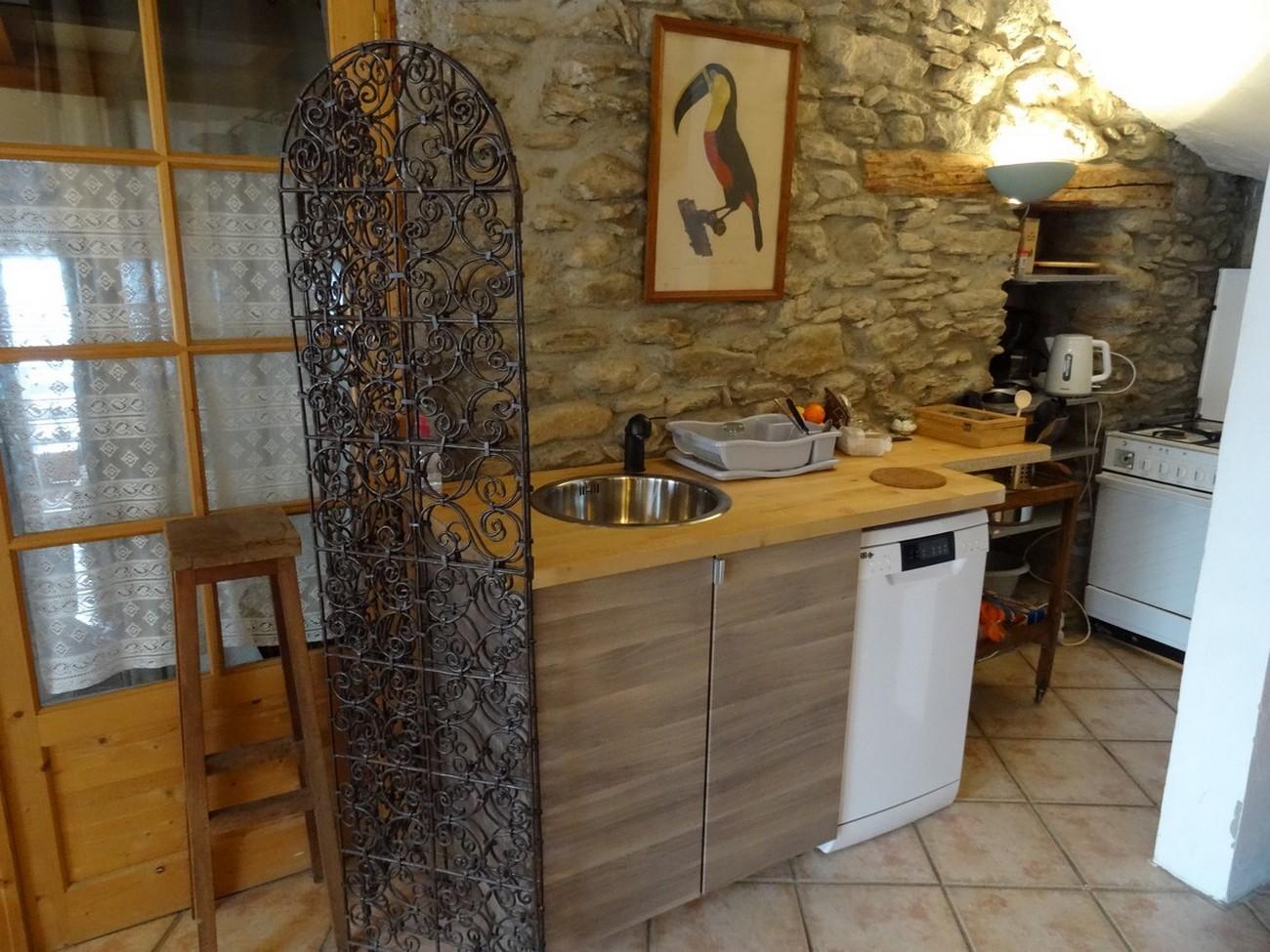 Coin cuisine.  Lave-vaisselle--Lave linge--Réfrigérateur---Cuisinière mixte avec four--Micro-ondes--Appareil à raclette, pierrade-Service à fondue--Internet WIFI
