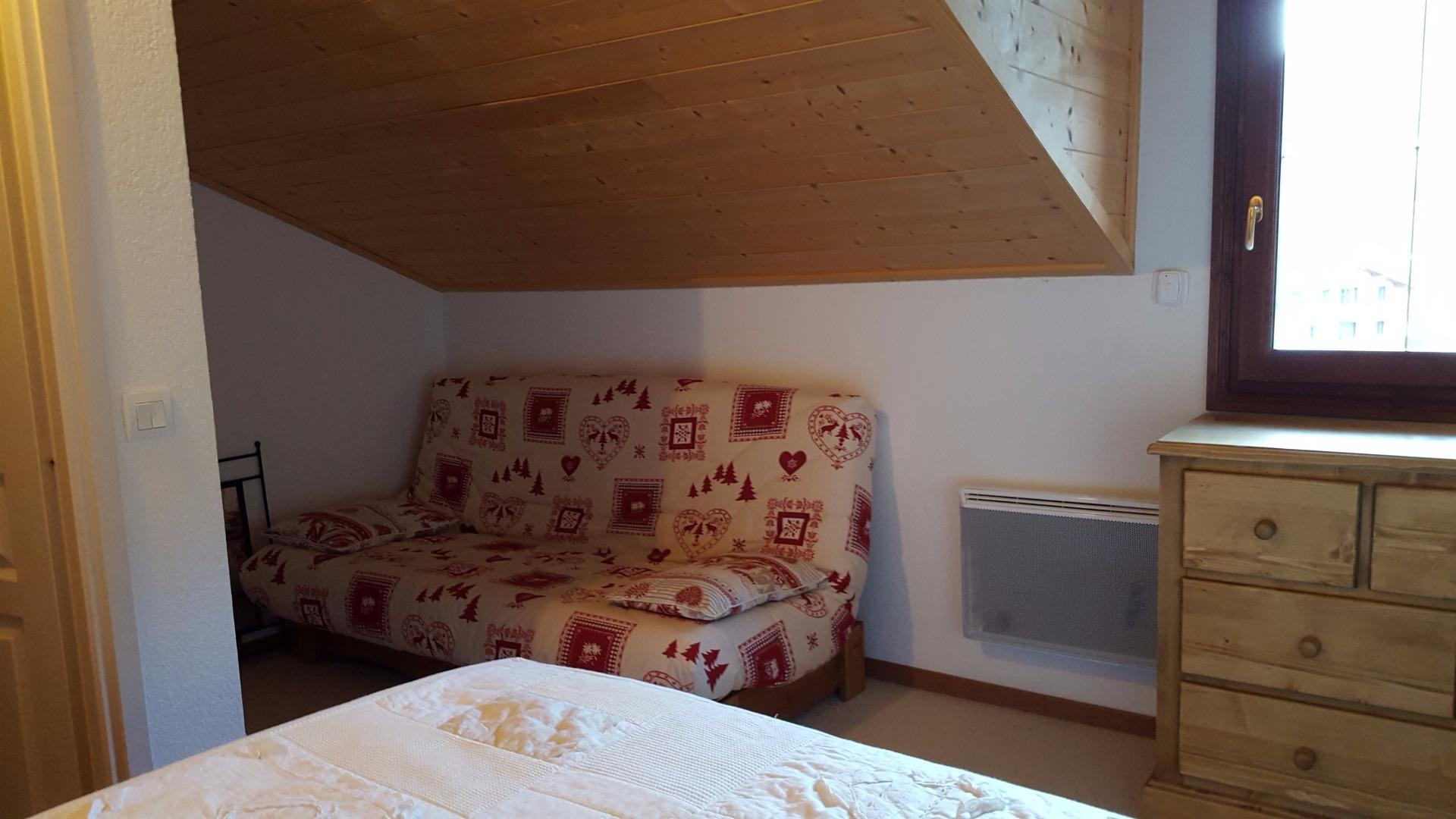 la même chambre que ci-dessus, canapé replié