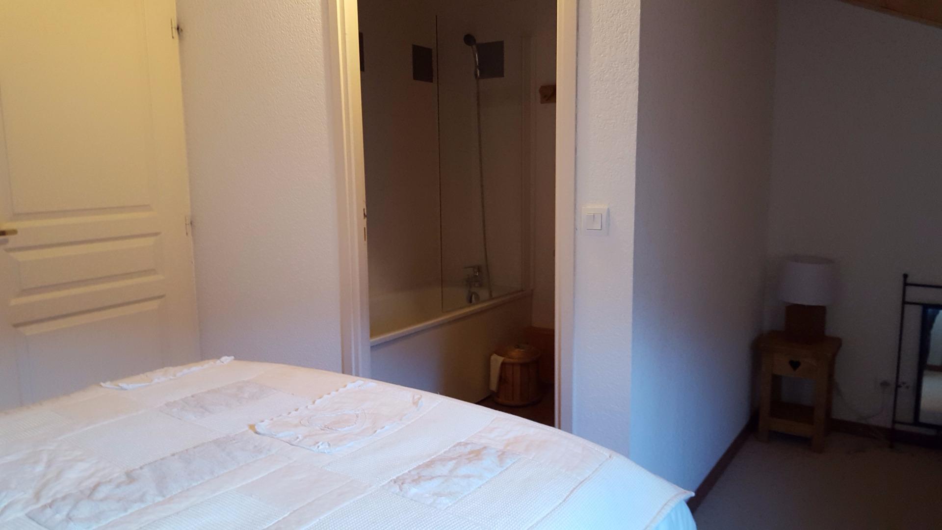 la même chambre parentale avec salle de bains