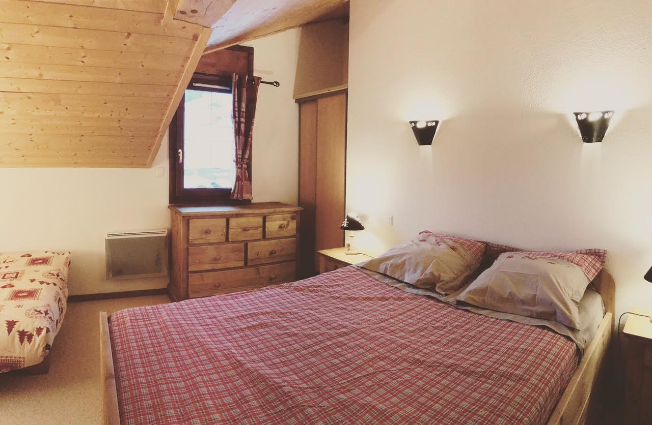 la grande chambre avec deux couchages pour quatre personne