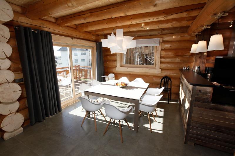 Salle à manger (gauche), cuisine (droite)