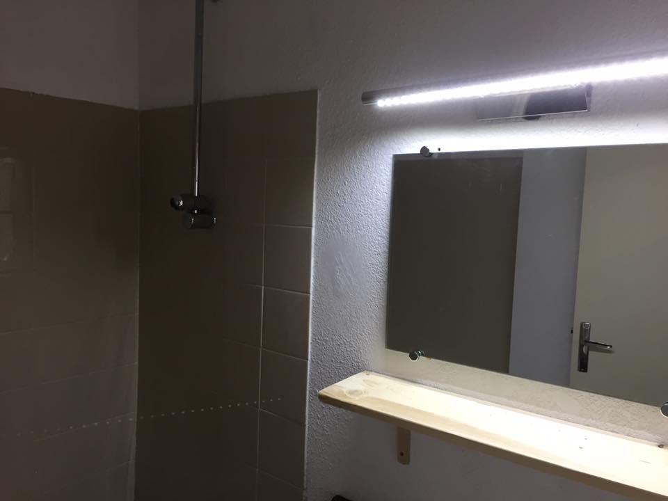 La salle de bain a été restaurée sans avoir été complètement refaite. Propre, éclairage aux leds. 