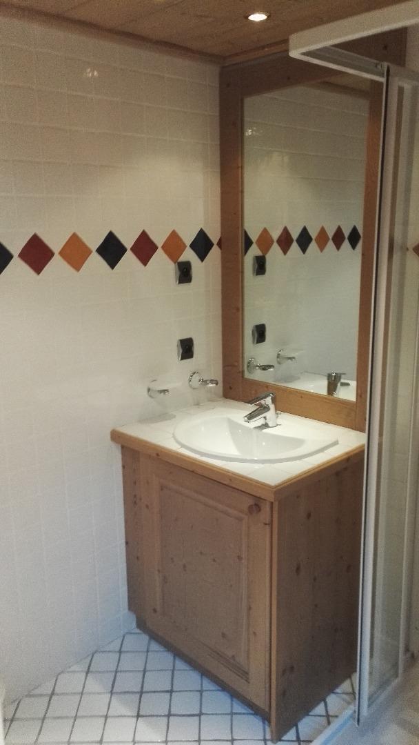La salle de bain avec douche