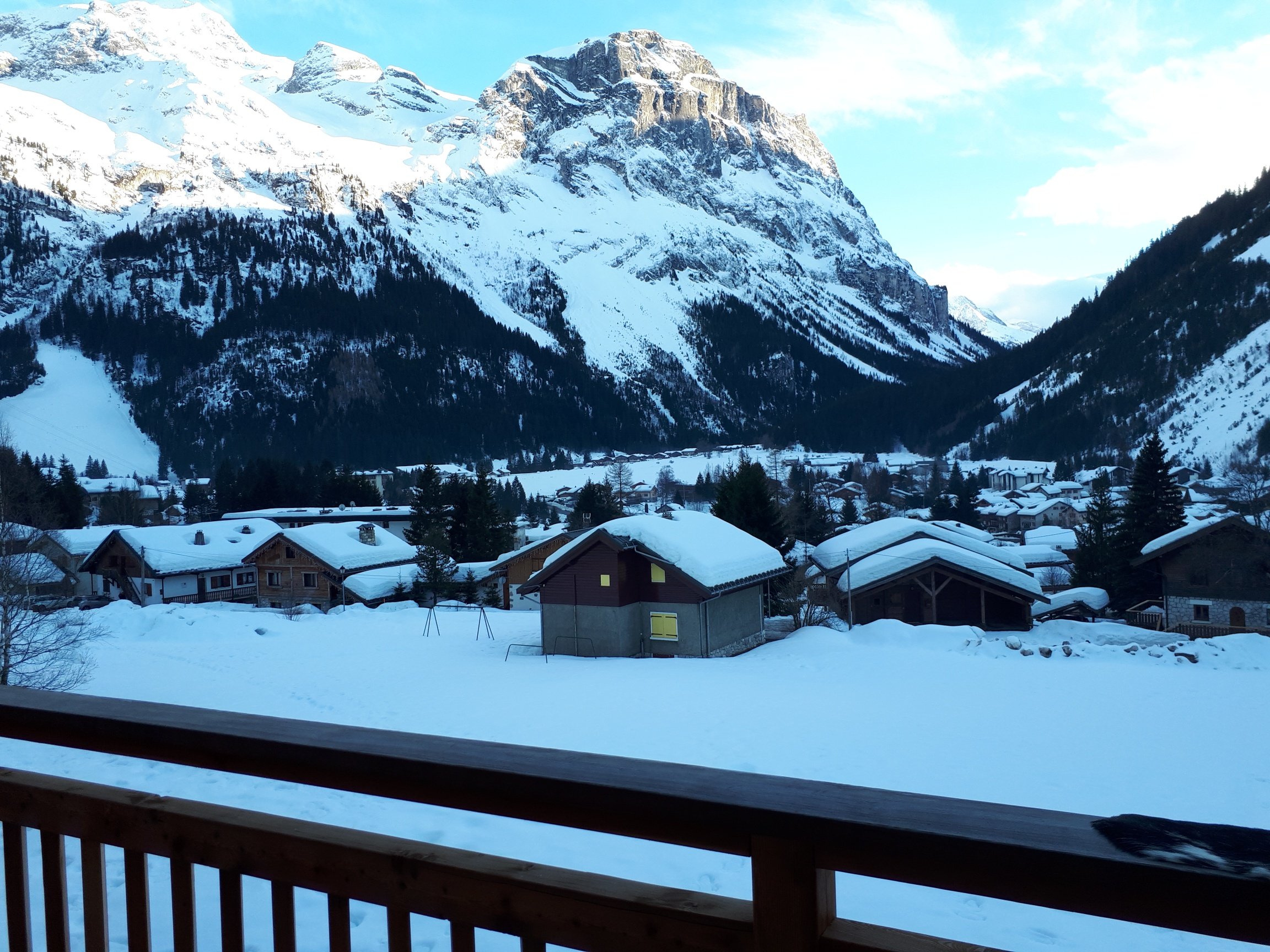 Vue de la terrasse du chalet en fin de journée l'hiver