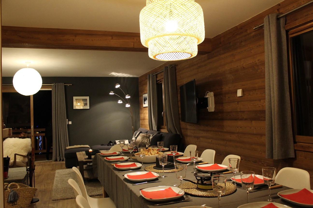 Salle à manger et vue vers le coin salon