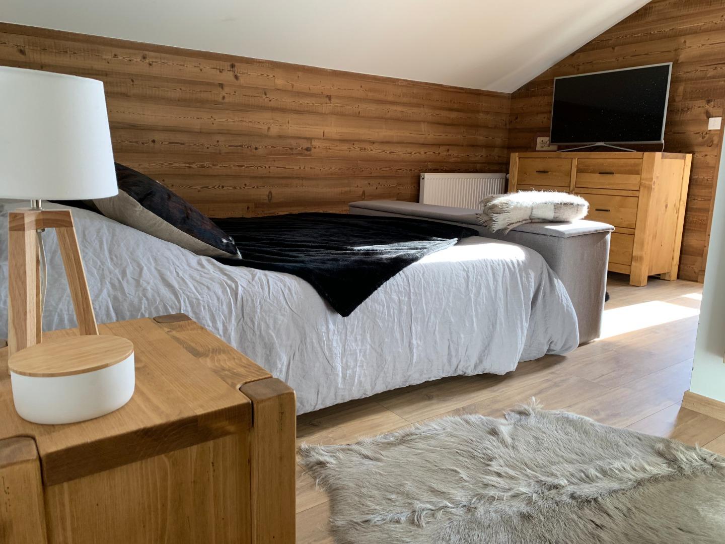 Chambre double principale avec salle de bain privative (baignoire+WC)
