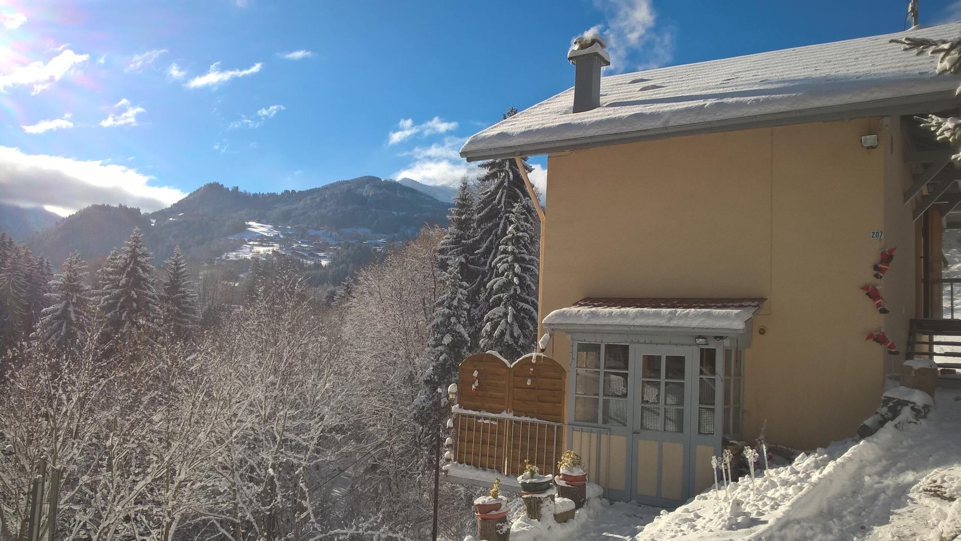 Chalet l'hiver sous la neige