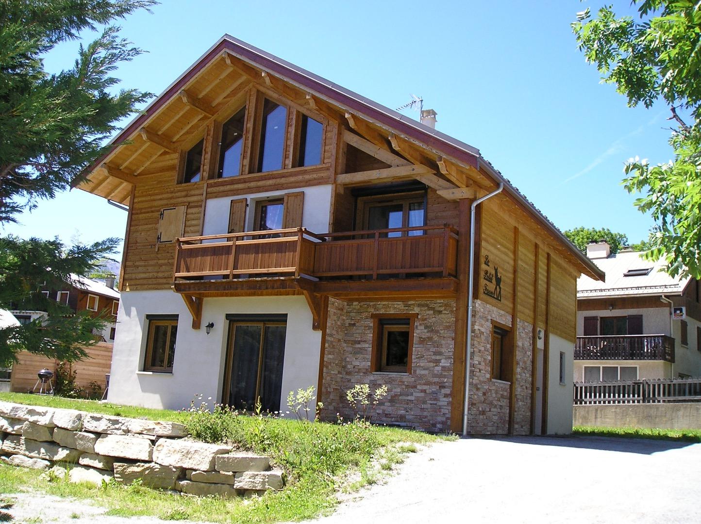 Le chalet et une partie des parkings