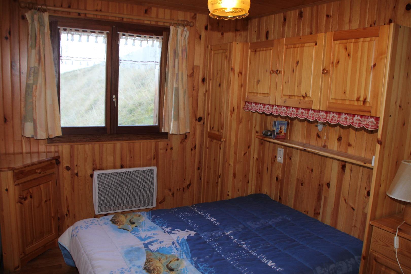 La chambre côté fenêtre avec un lit 2 places.