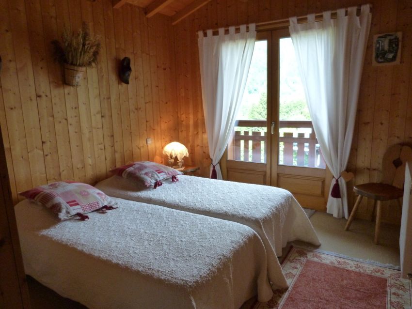 Chambre 2 lits simples à l'étage 2 avec balcon exposé sud.
2 couchages 90 x 190