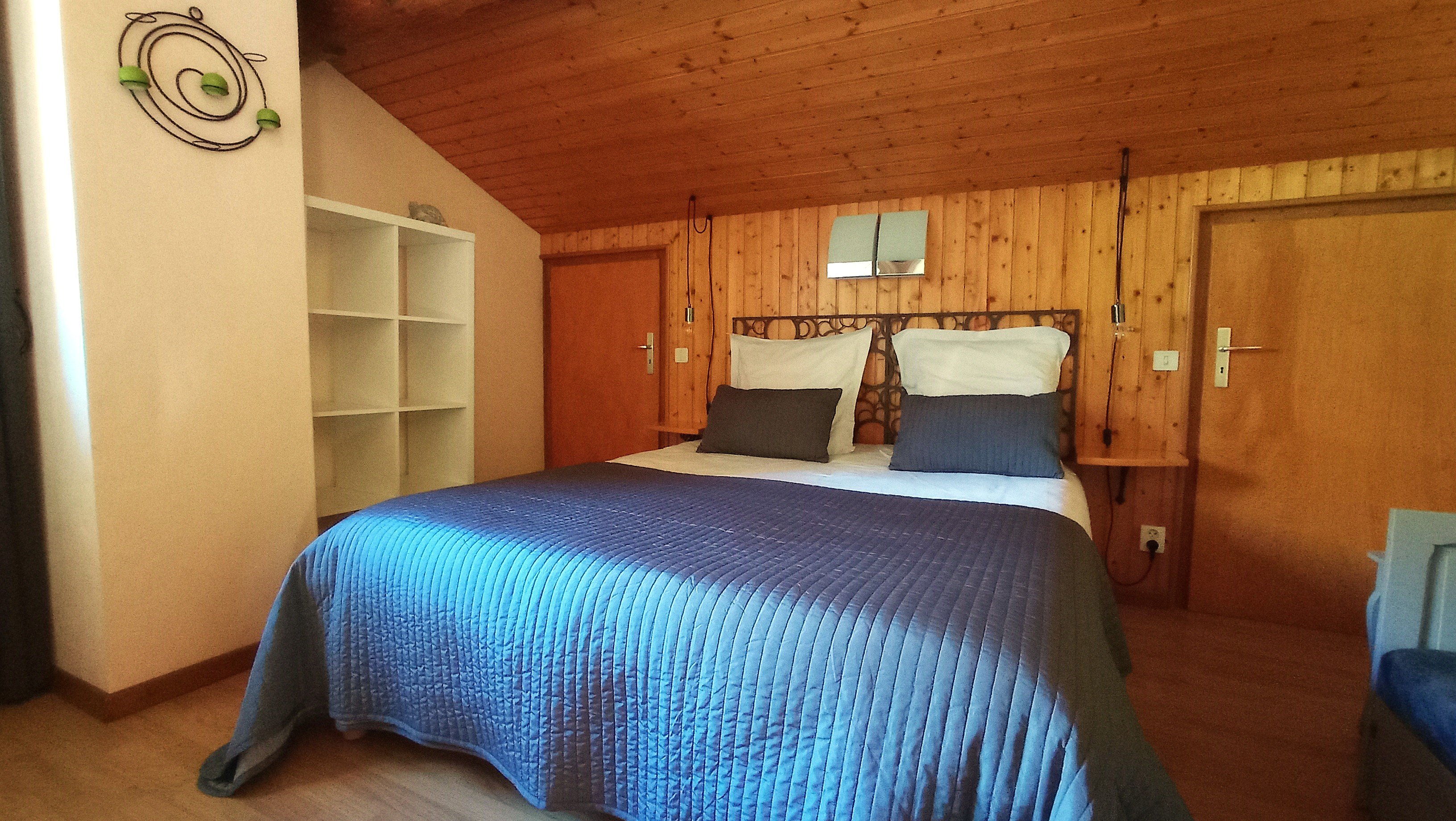 1ère chambre avec un lit queen-size (160 × 200 cm),