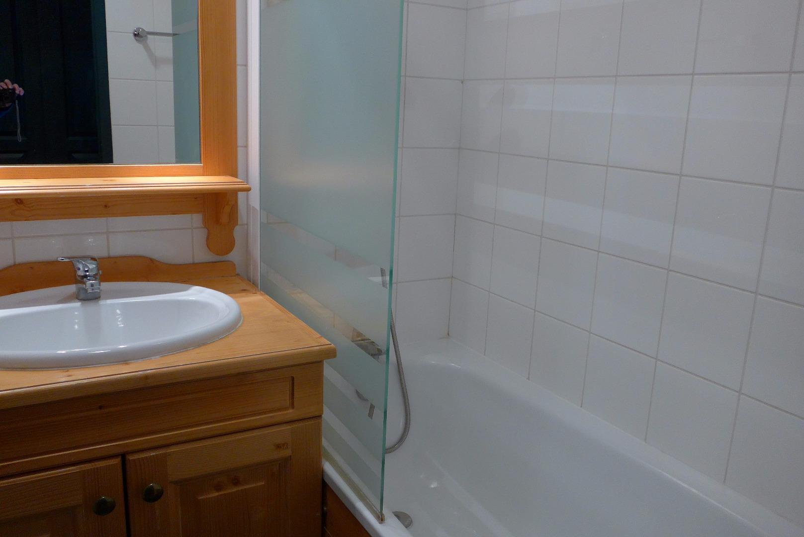 Salle de bain avec baignoire