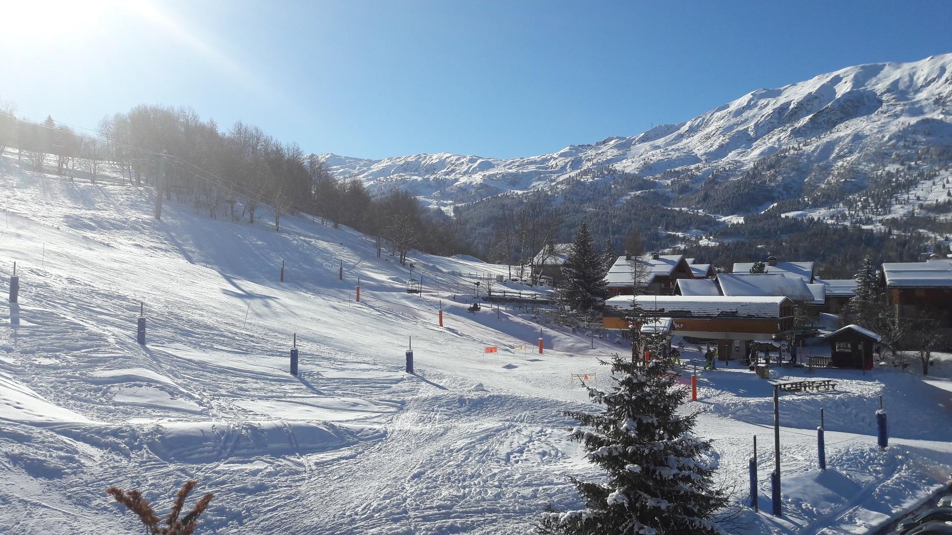 Départ et arrivée skis aux pieds, en face de l'appartement plein sud 