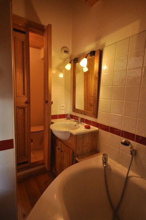 Salle de bain et son toilette de la chambre  "1"