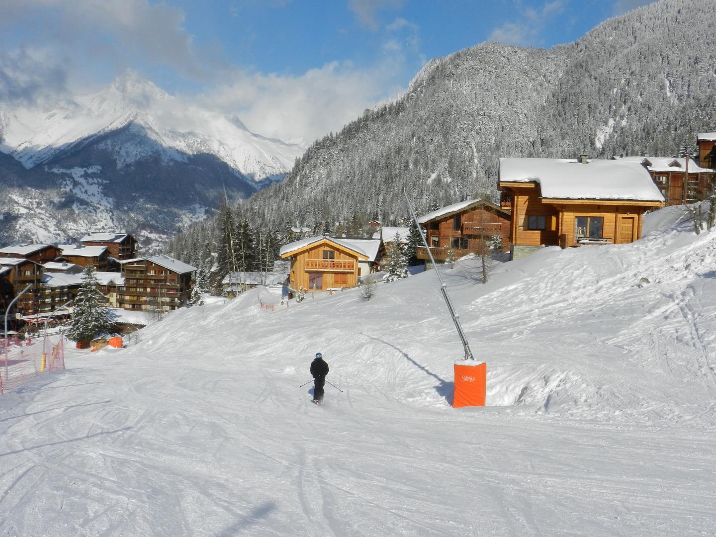 Chalet et la piste de ski
