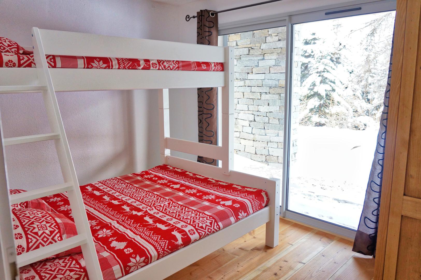 Chambre 2 : 1 lit de 140x200 cm et un lit superposé de 90x200 cm (le lit superposé ne convient pas
aux enfants de moins de 6 ans)