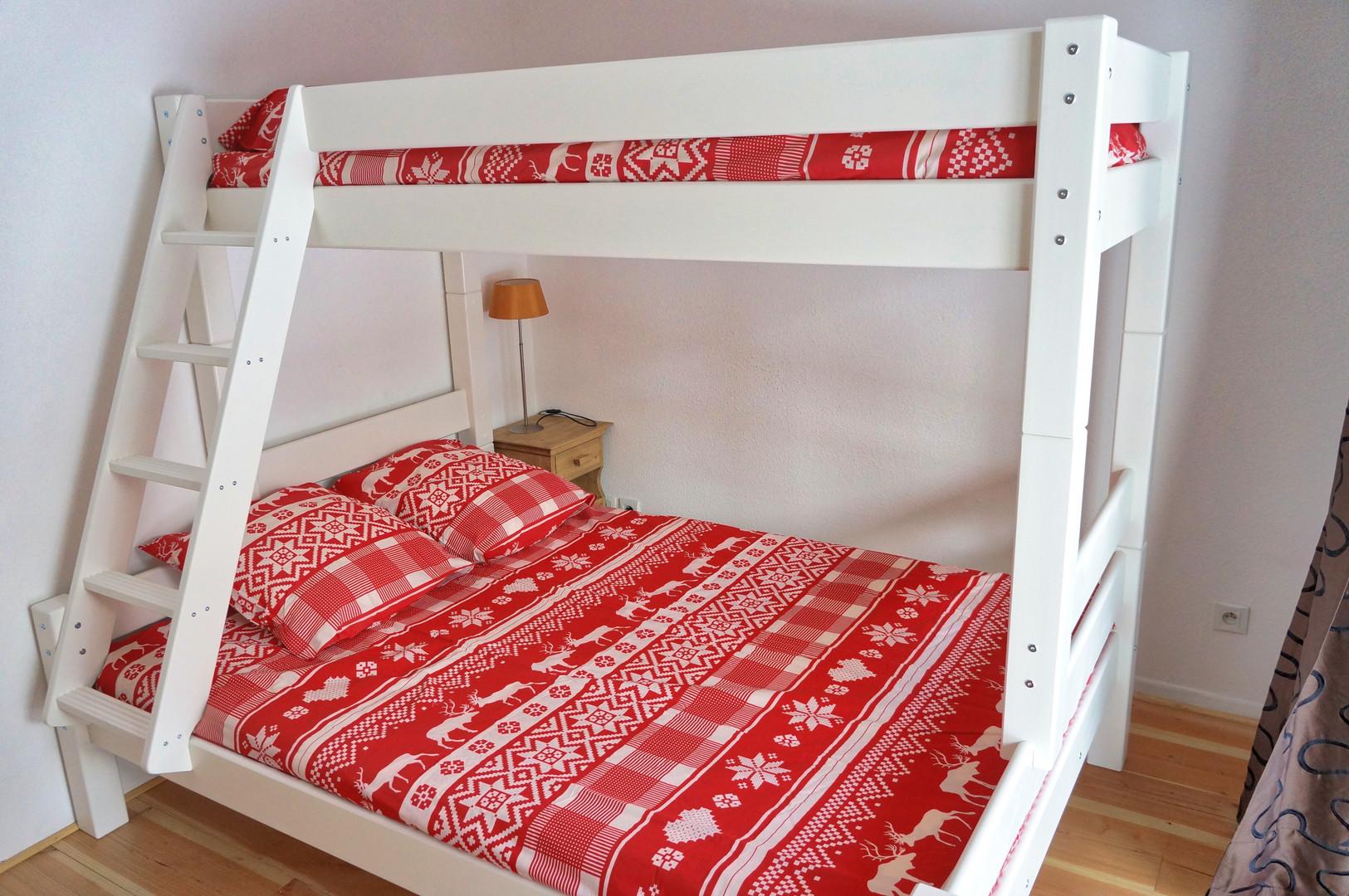 Chambre 2 : 1 lit de 140x200 cm et un lit superposé de 90x200 cm (le lit superposé ne convient pas
aux enfants de moins de 6 ans)