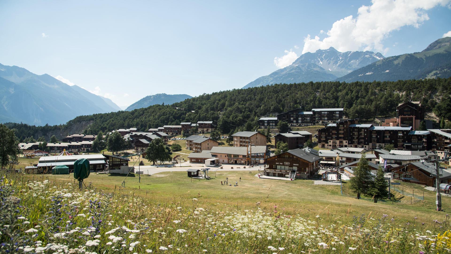 Panoramique de la station l'été