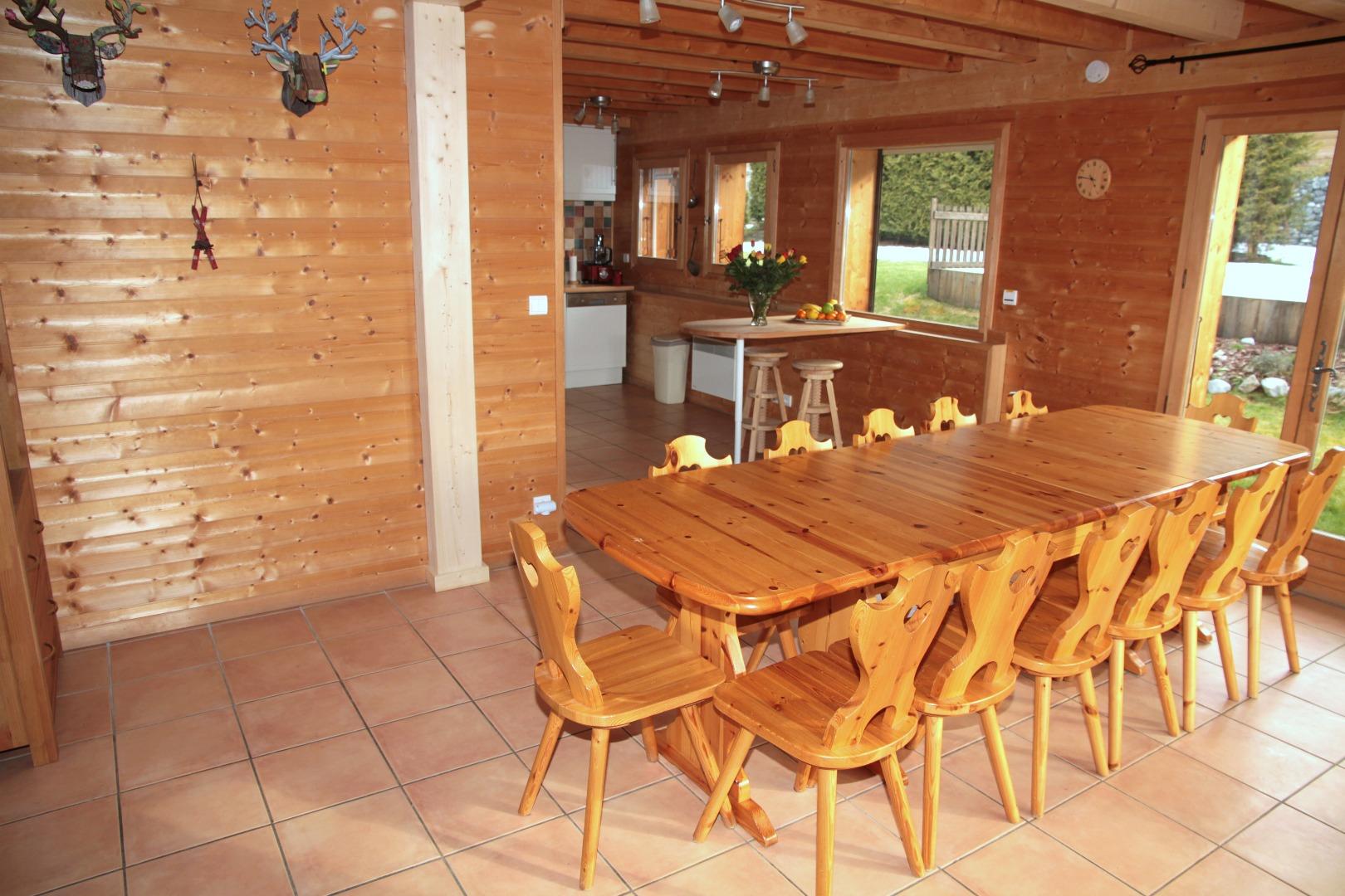 vue de l'espace salle à manger. la table est extensible 