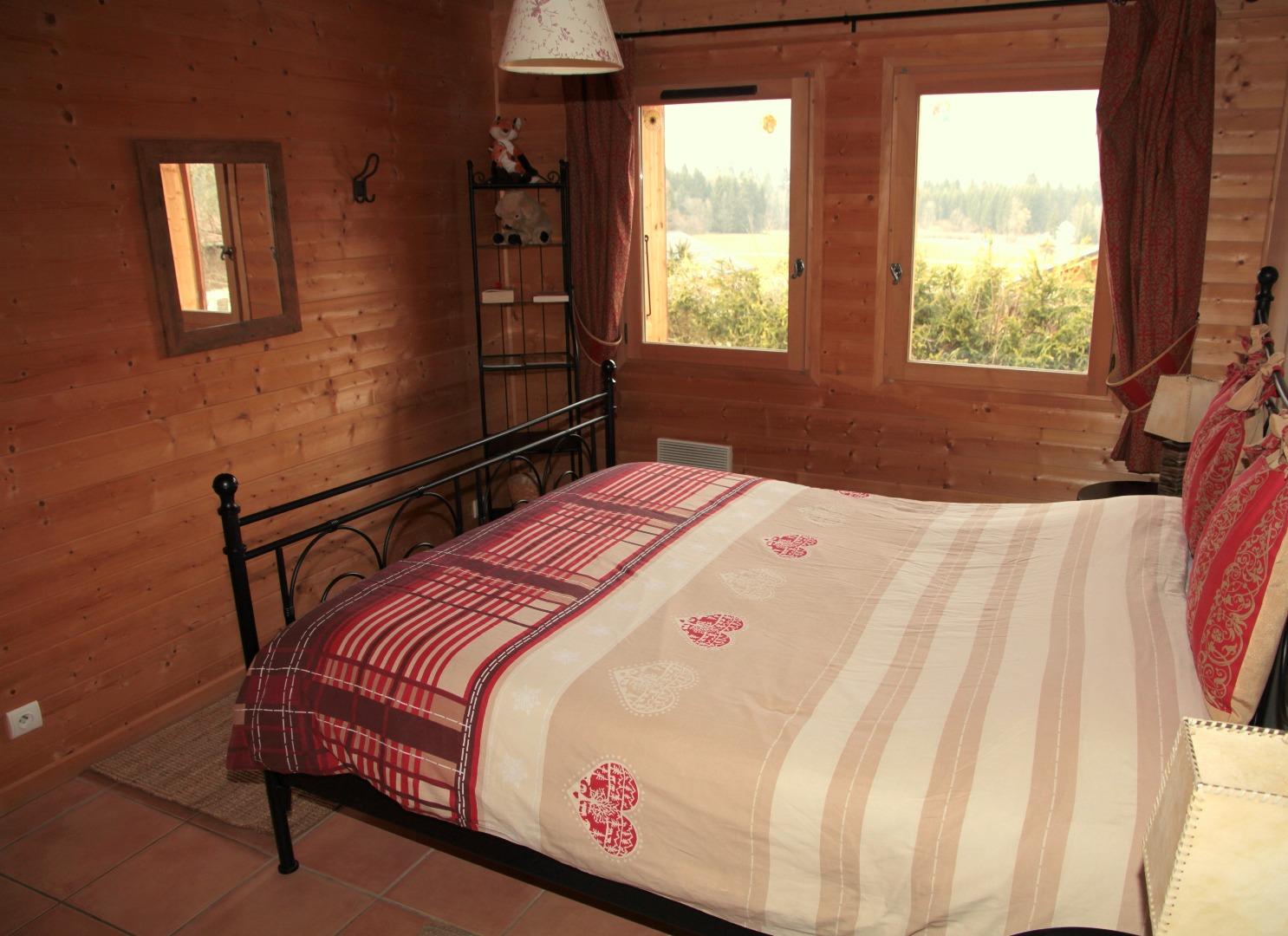 chambre niveau espace vie , salle de bain attenante