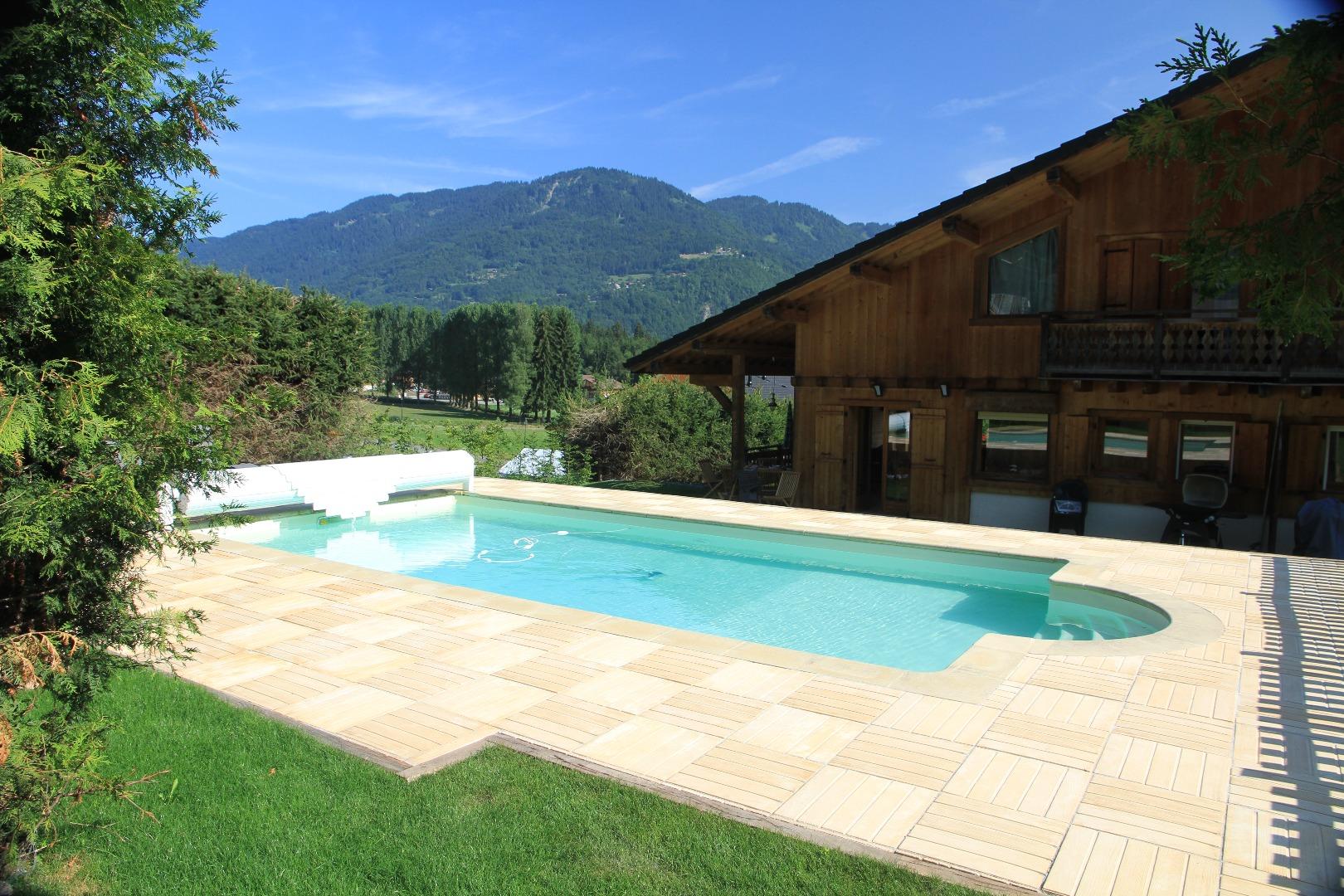 piscine sécurisée par volet roulant. et chalet