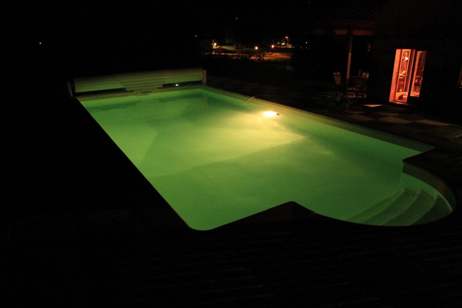 piscine la nuit. chauffage pompe a chaleur sur la période 15 juin 30 septembre ( sauf conditions climatiques exceptionnelles)