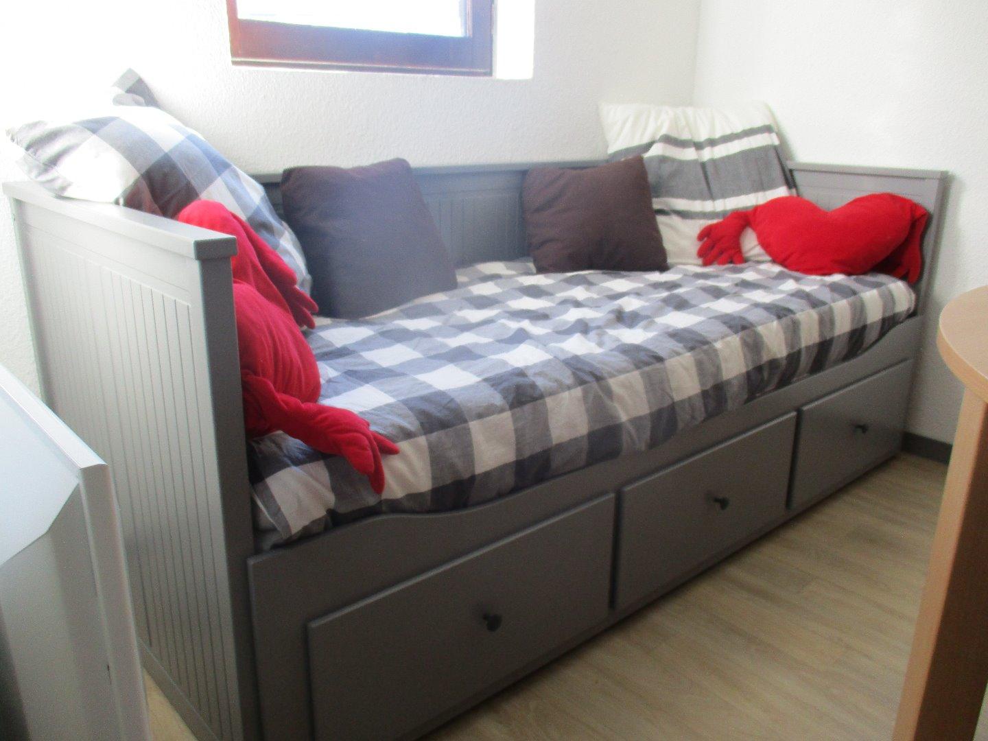 Coin salon
Banquette convertible 2 couchages
TV avec TNT et lecteur DVD intégré