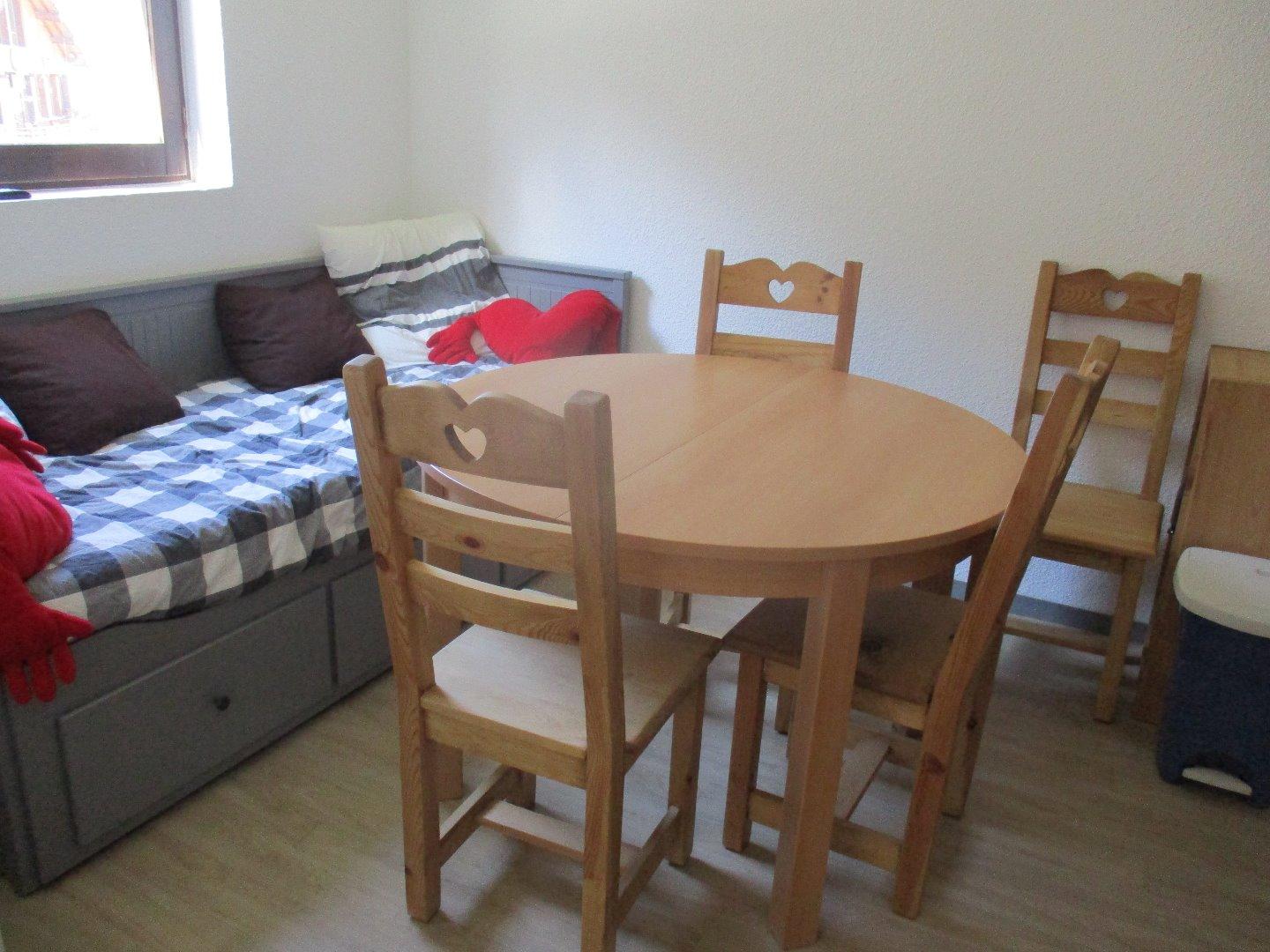 Coin salon et repas
coin repas: banquette, 4 chaises et 2 tabourets pliants