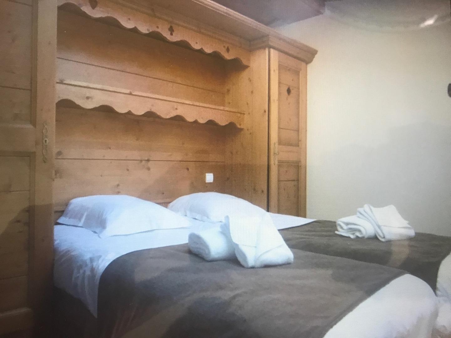 Une des 5 chambres. 1 chambre est au 5eme étage, les 4 autres au 6ème étage