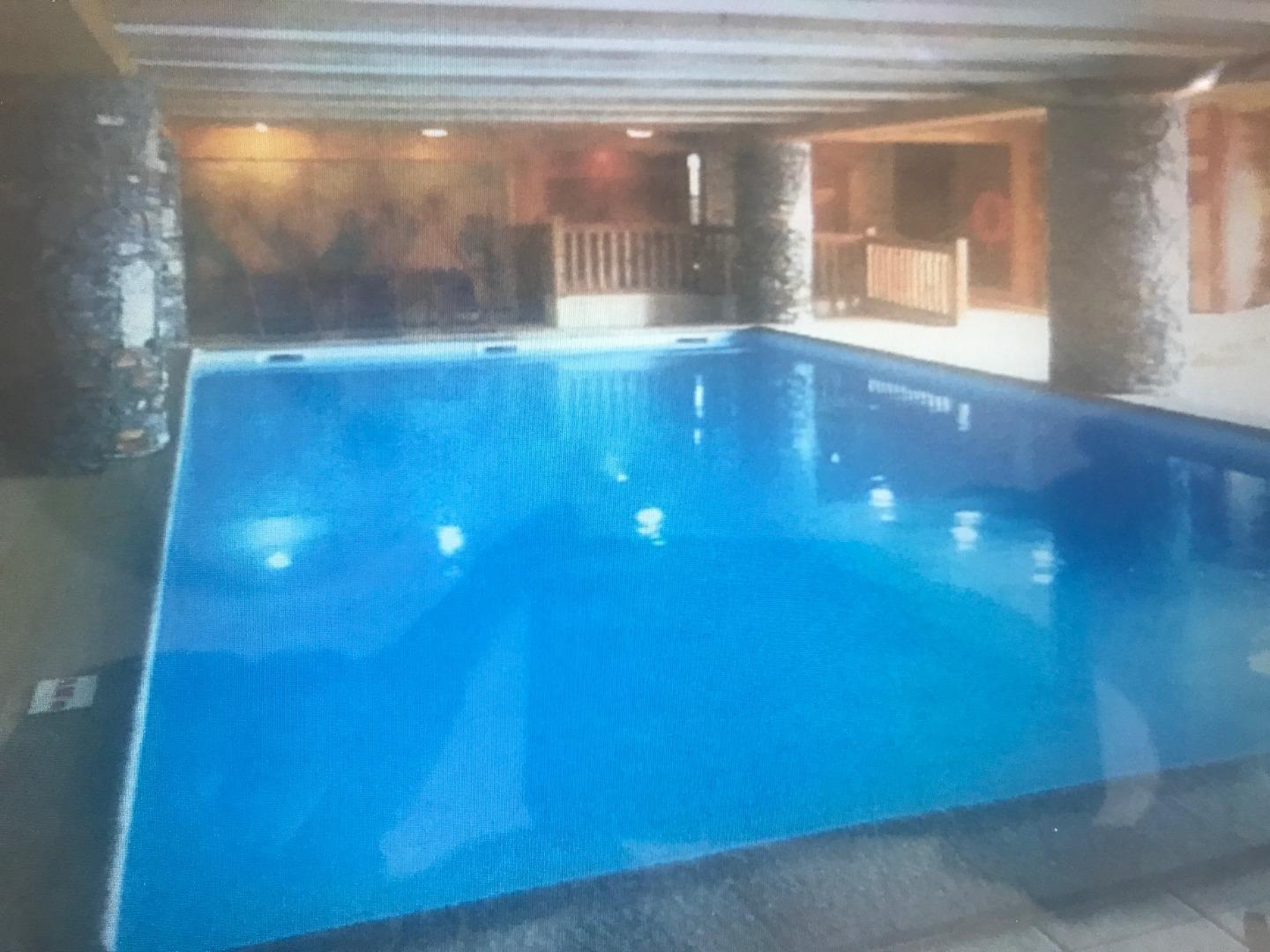 La piscine est au rez de chaussée de l'immeuble, en accès libre, de même que le sauna et le hammam