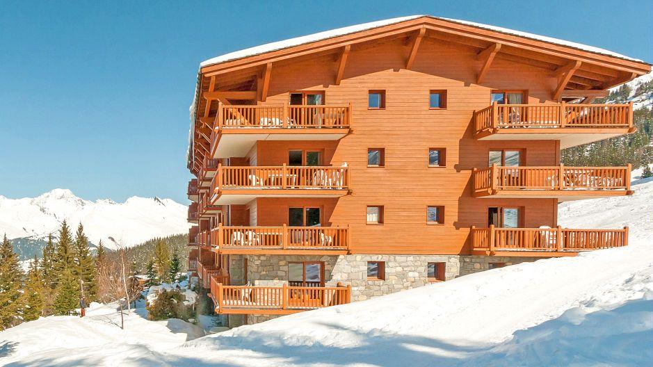 L'immeuble donne directement sur les pistes, vous arrivez et partez skis aux pieds. 2 parkings couverts sont inclus, 50m à coté de l'immeuble. Les casiers à ski sont chauffants. Le centre station est juste à côté