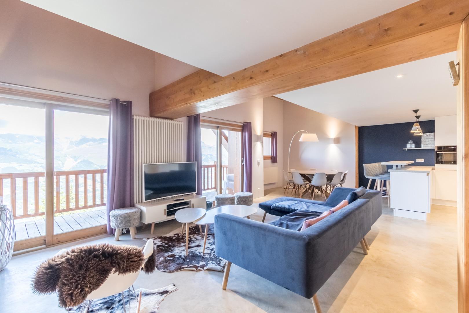 Une grande pièce à vivre sur une terrasse orientée Ouest, pour des couchers de soleil magiques sur le Mont Blanc. L'appartement a été refait à neuf, avec tout le confort, comme si vous étiez chez vous. 5 chambres distinctes pour que chacun ait son espace