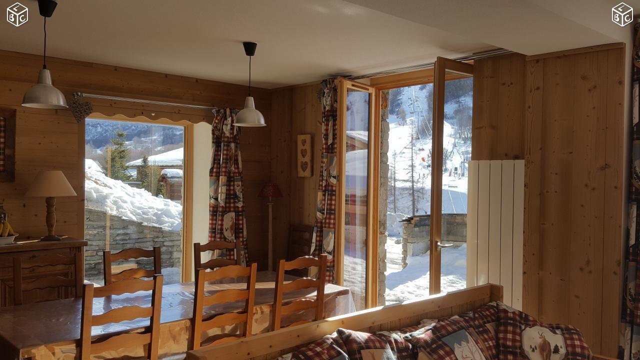 Espace repas, vue sur les pistes