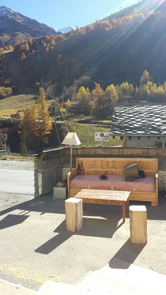 La terrasse devant l'appartement