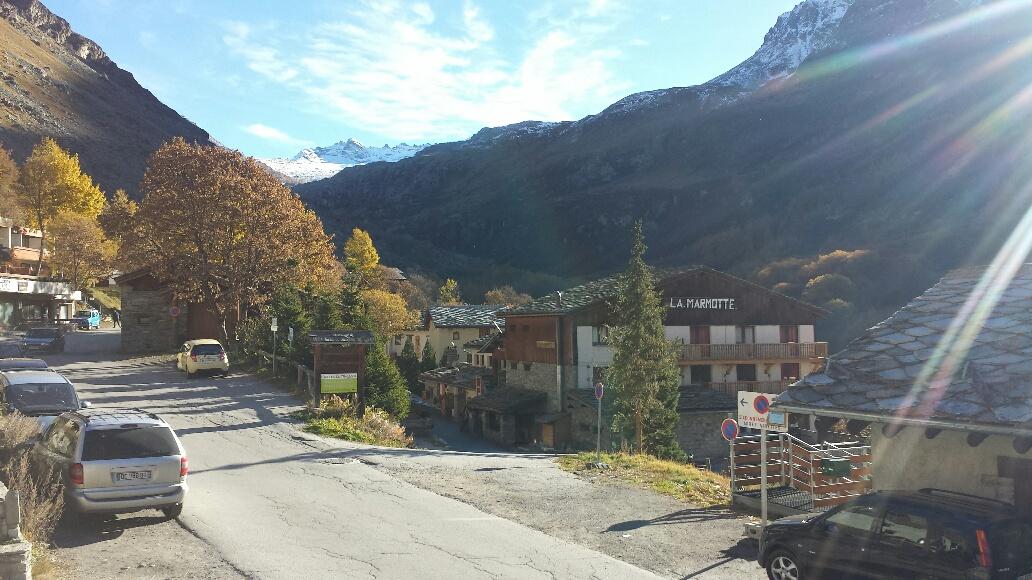 Vue depuis la terrasse, les pistes sont en bas de l'escalier de l'autre côté de la rue
