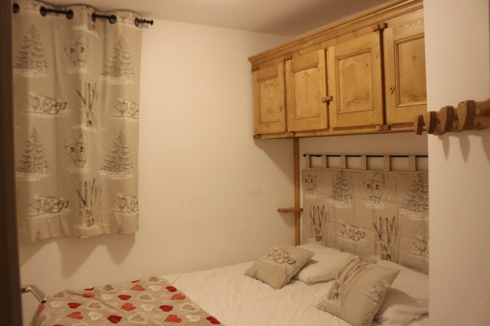 chambre avec un grand lit de 160cm