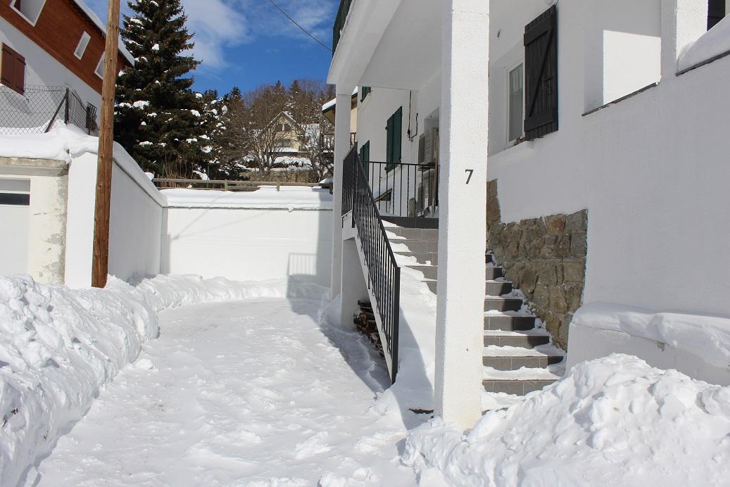 accès à la maison et au garage privé pour 2 véhicules