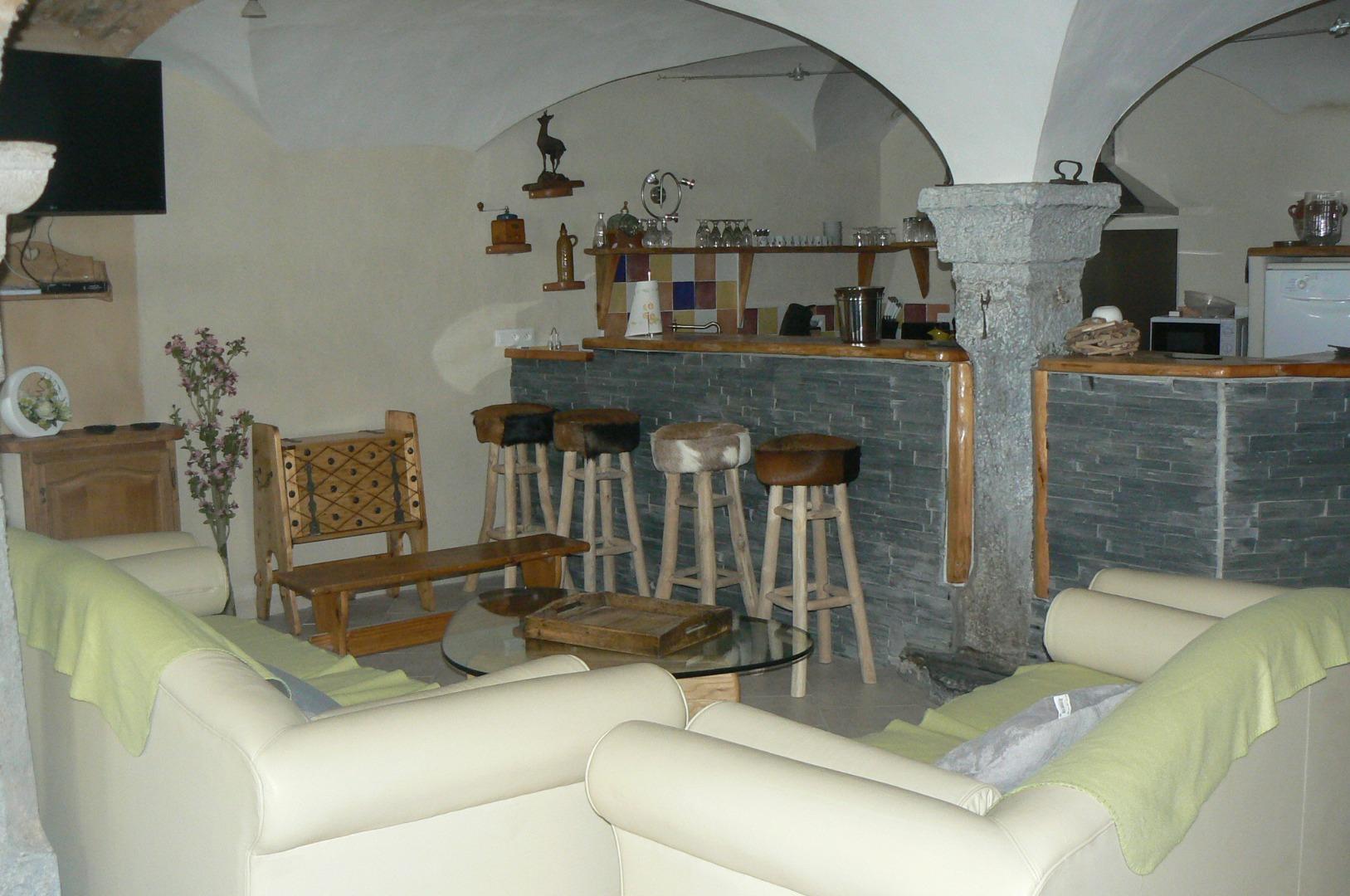 Salon et bar.