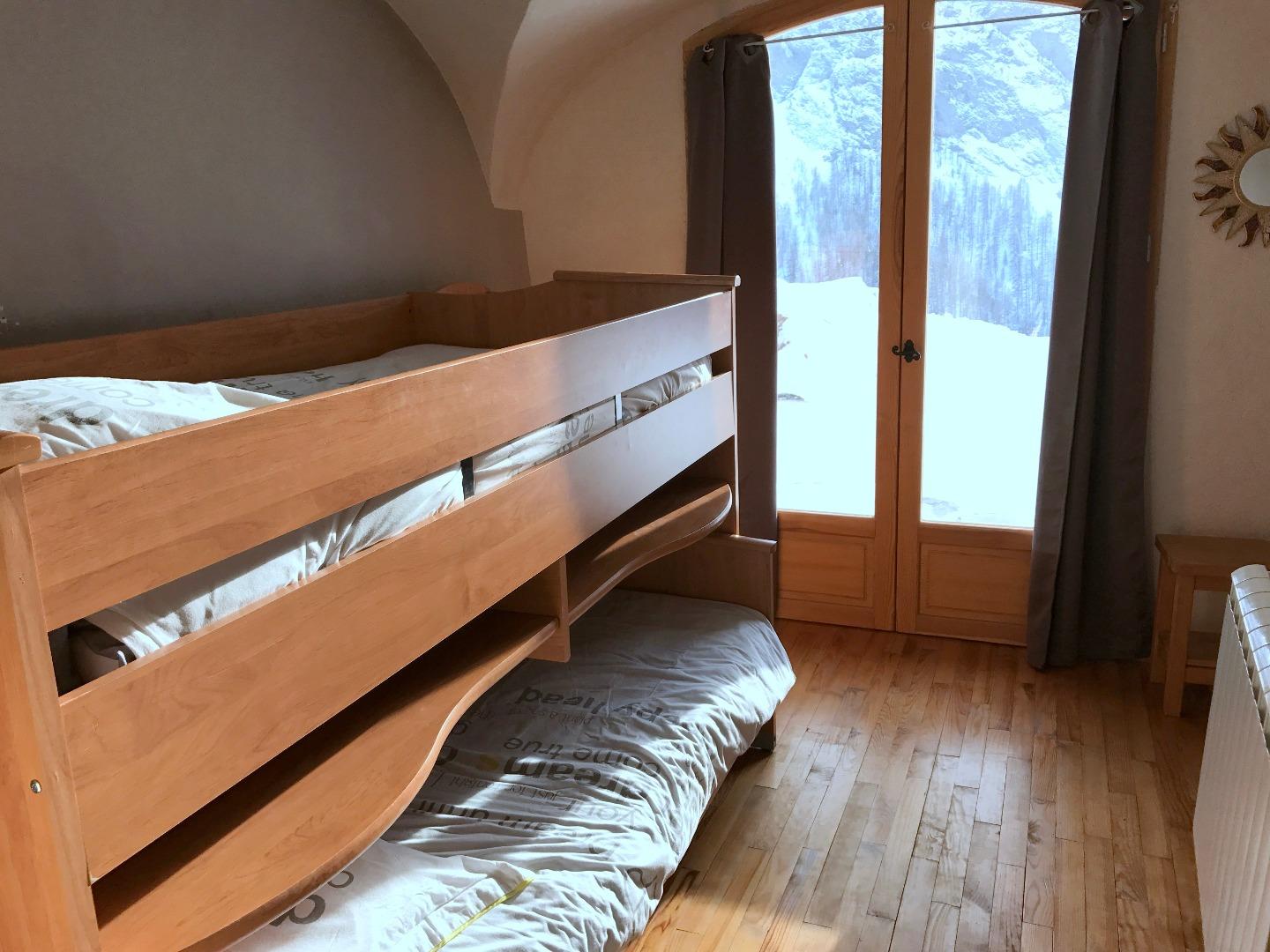 Chambre enfants avec 2 lits gigognes, celui du bas se tire.