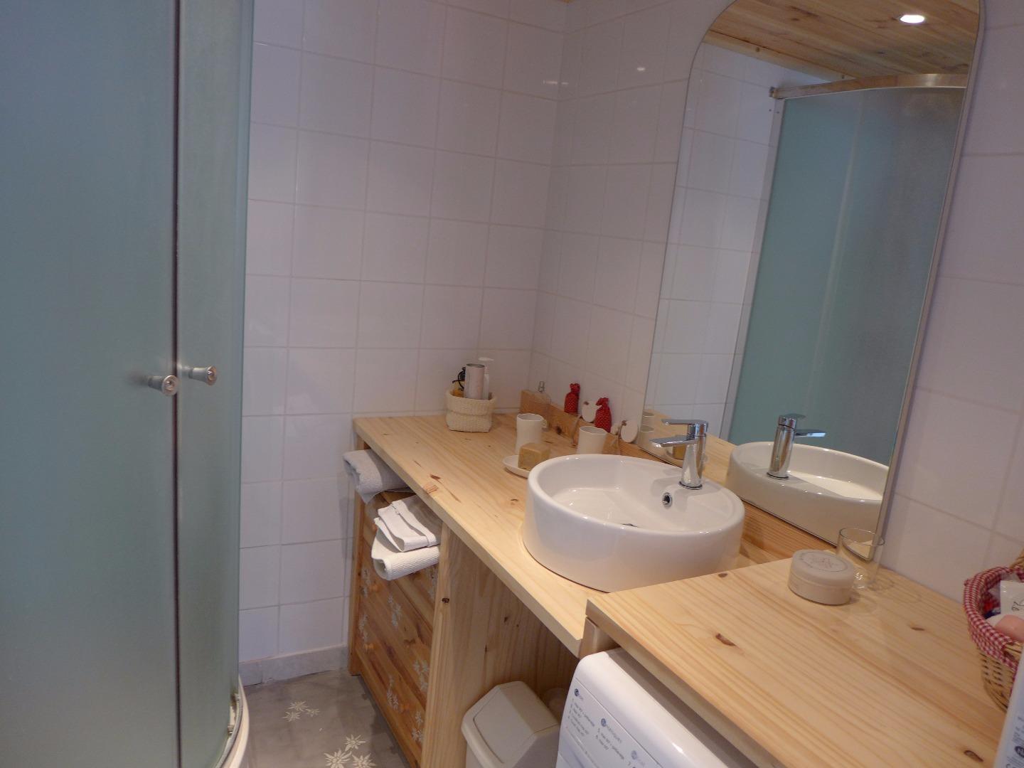 Salle de bain attenante au sauna