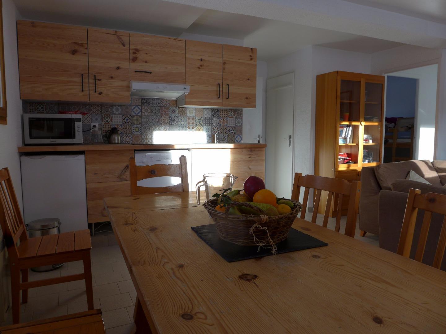 La cuisine vue du coin repas