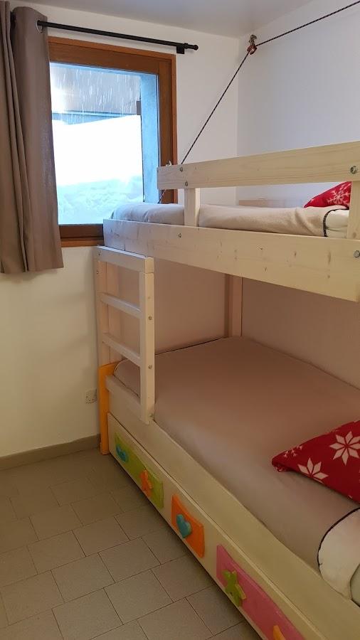 Chambre avec le lit superposé : un lit (en bas) de 90 *200 et un lit (du haut) de  80 *200.