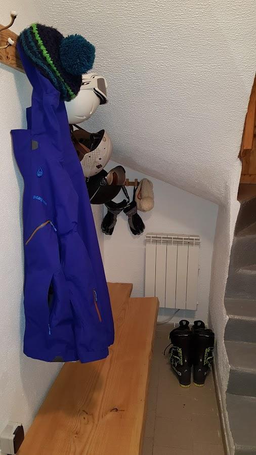 L'entrée avec possibilité de ranger les vêtements de ski,  casques, chaussures