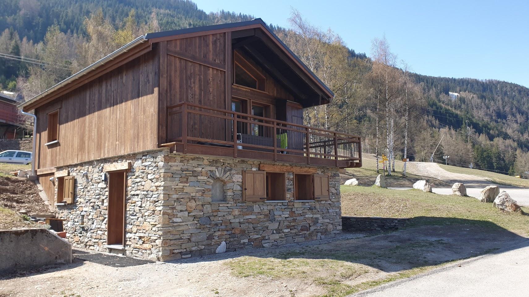 L'appartement est situé dans la partie basse du chalet (pierres), avec accès à la terrasse et aux extérieurs